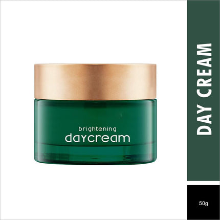 Application of Swiss Buty Lightweight Non-Greasy Brightening Day Cream on skin - A luxurious experience with this brightening day cream for a glowing complexion.